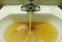 Вінничанам пояснили, чому з крану текла жовта вода