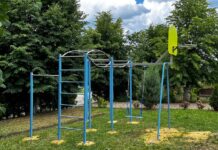 У Ладижинській громаді оновили дитячий майданчик