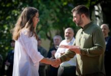 Зеленський вручив паспорт доньці загиблого прикордонника з Вінниччини