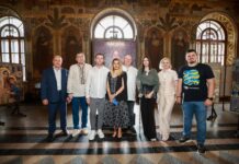 Вінницький митець, народний художник Володимир Козюк презентував в Києво-Печерській Лаврі проєкт «Молитва за Україну». ФОТО 8 липня, в стінах Києво-Печерської лаври презентували унікальний мистецький проєкт «Молитва за Україну», створений за сприяння Міністерства культури та інформаційної політики України, громадських організацій «In the heart with Ukraine» та «Кращий художник».