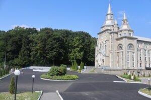 Площа та купіль перед Храмом вже впорядковані та застелені новим покриттям. 