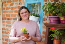 Тепличний бізнес розвиває Неллі Безсінна за допомогою гранту «Підтримка мікропідприємництва ветеранів війни та їх родин: від ідеї до реалізації на Вінниччині»