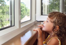 Спекотні дні та відкриті вікна: як захистити малюків від небезпеки