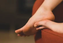 Чому набрякають ноги влітку і як швидко зняти опухлість