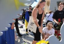 «Взуття, яке більше немає кому носити»: У Вінниці відбувся захід пам’яті жертв терору 14 липня 2022 року. Фоторепортаж