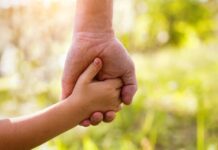 Як батькам, котрі усиновили дітей-сиріт чи дітей, позбавлених батьківського піклування, оформити виплату в Дії?