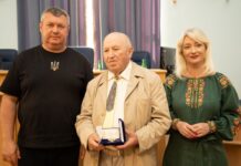 Лікарям, військовим, волонтерам та журналістам вручили почесні відзнаки «За заслуги перед Вінниччиною»