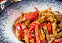 Смачний теплий салат із баклажанами та помідорами: легко та швидко