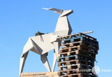 Скульптуру оленя у техніці оригамі евакуювали з Покровська до Вінниці