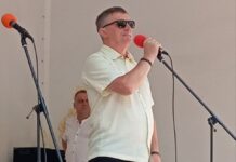 Незрячий співак із Маріуполя присвятив композицію жінкам із міста Марії