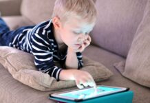 Час за гаджетами: скільки його можна дітям і як правильно обмежувати