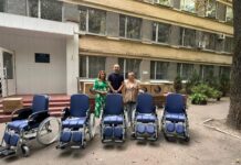 Вінницькі лікарні отримали нові візки-трансформери від благодійників