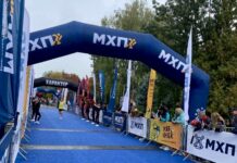 У благодійному забігу RUN 4 VICTORY переможцем на дистанції 10 км став Микола Парасків з Плебанівки Микола Парасків на фініші благодійного забігу RUN 4 VICTORY у Ладижині