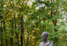 Вінниця прийняла пам’ятник Миколі Леонтовичу для зберігання у центральному парку