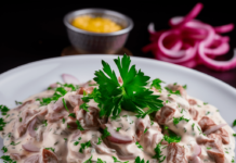 Салат з курячими сердечками та маринованою цибулею