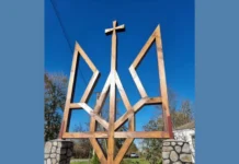 У селі Сальник встановили величезний дерев’яний тризуб