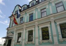 Через загрозу атаки низка іноземних посольств призупиняють роботу