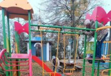 У Ладижині біля храму Казанської Ікони Божої Матері встановили дитячий майданчик