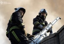 На Вінниччині понад 60 рятувальників боролися з наслідками ракетного обстрілу