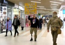 «Я не чудовисько»: як перехожі у Вінниці реагували на військового з протезом