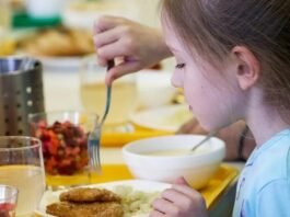 Зеленський анонсував безоплатне харчування для всіх школярів з 2025 року
