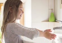 Як навчити дитину мити руки: прості та ефективні методи