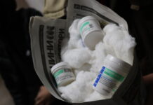 Розгляд апеляції Шавлюка перенесено: в коридорах суду відбувся перформанс з вазеліновими «букетами»