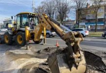 Через прорив мережі вулицю Пирогова у Вінниці затопило водою