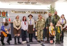 Вифлеємський вогонь миру у Вінниці: пластуни передали символ надії ветерану Михайлу Кузнецову