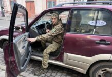 З Могилів-Подільського передали військовим ЗСУ автомобіль із необхідним спорядженням