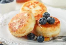 Пишні сирники з манкою: рецепт на сніданок