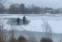 Вінничанин провалився у воду, намагаючись перетнути річку на велосипеді