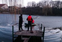 У Вінниці рятувальники витягли двох чоловіків з-під криги на ставку