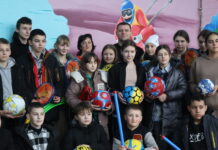 «Спорт заради Перемоги»: дітлахи з Писарівського ліцею отримали нові м’ячі, скакалки, ракетки для бадмінтону та інше спортивне спорядження