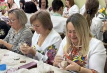 Національний рекорд у Барському коледжі: понад 120 учасників одночасно створили глиняну іграшку-свищик