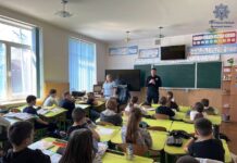 Урок безпеки: вінницькі патрульні навчають школярів протидіяти булінгу