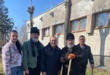 У Вінниці команда ГО «Ми – Вінничани» висадила бузок біля храму УАПЦ