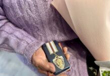 У Бершаді 95-річна мати захисника України отримала орден «Матері бійця»