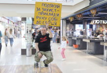 «Скоро нас героїв забудуть»: у Вінниці ветеран проводить мирну акцію подяки військовим