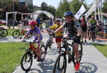 Шоломи, посмішки й добрі справи: У Вінниці відбувся сімейний велофест