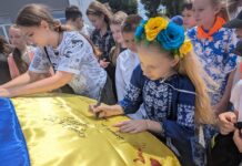 Mercedes для фронту: Ліцей № 13 з Вінниці передав авто на сумський напрямок