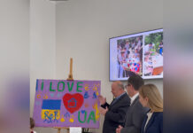 «Моя хата не скраю»: в апеляційному суді презентували дитячі полотна про незламну Україну