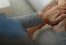 Що сказати людині, яка переживає горе — і чого краще не говорити зовсім