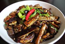 Мариновані баклажани зі смаком грибів — ідеальна закуска за 5 хвилин варіння