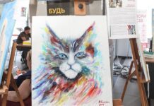 У Вінниці відкрили виставку картин, створених матерями та дружинами загиблих Захисників