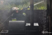 У Вінниці рятувальники запобігли масштабній пожежі в приватному секторі