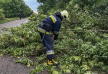 На Вінниччині рятувальники другу добу ліквідовують наслідки негоди