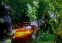 У Вінниці рятувальники допомогли жінці, яка впала з 2-метрового схилу