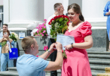 У Вінниці студентка стоматології отримала диплом і пропозицію руки та серця під час випуску