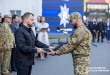 Поліцейського з Вінниччини нагородили відомчою відзнакою за мужність на фронті